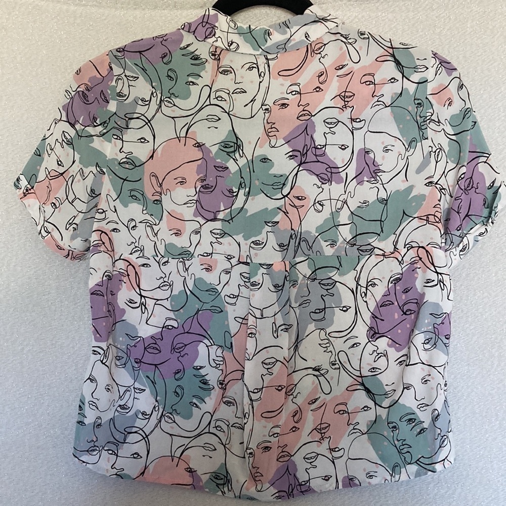 Pull&Bear Faces print White Pink Purple Short sleeve shirt Button Down size XS - Picture 5 of 11